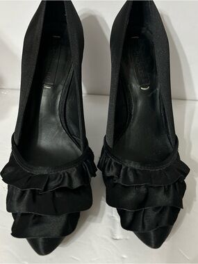 BCBGMaxAzria Black Ruffle Pointed-Toe Stilettos 4 Inch Size 8